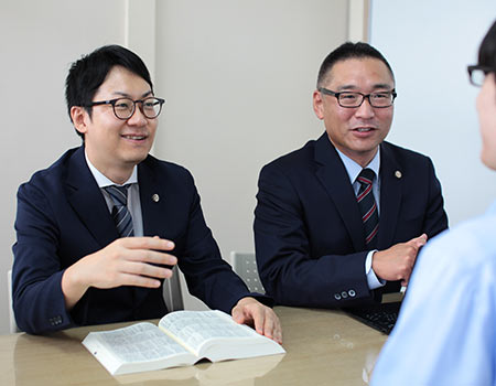 弁護士と法律相談の様子